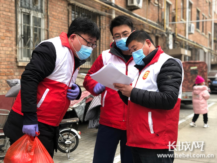 河北省区域地质调查院志愿者为困难老职工免费发放新鲜蔬菜。