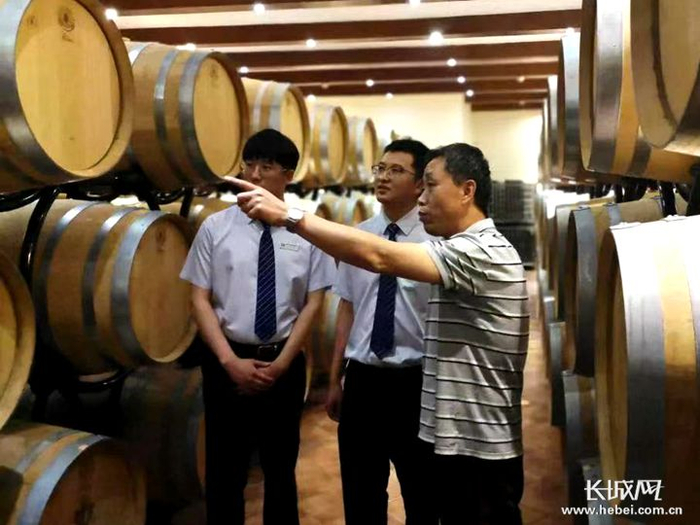 河北农信工作人员深入企业了解信贷需求情况。荆志 摄