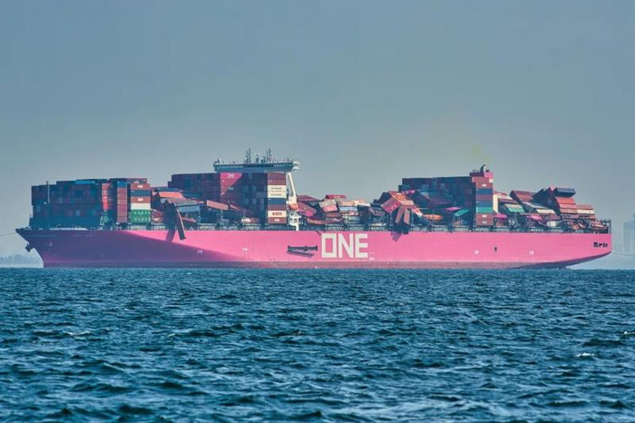  One Apus船艏艉和中部的集装箱均出现倒塌，中部最为严重 图自社交媒体