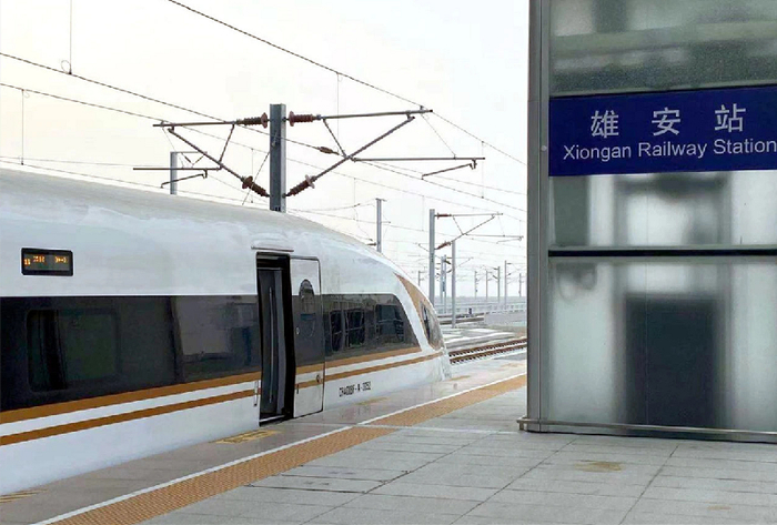 图为“复兴号”动车组在雄安站整装待发。图片由中车唐山公司提供