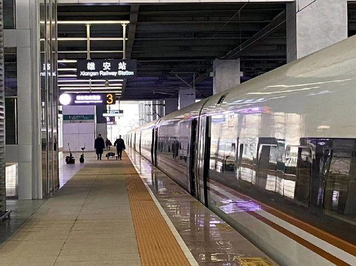 图为“复兴号”动车组在雄安站整装待发。图片由中车唐山公司提供