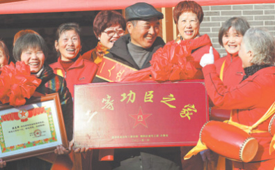 浙江德清县上柏村村民周明弟夫妇分享儿子周炎炜的二等功喜报。谢尚国摄（人民视觉）