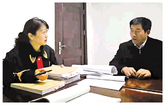 图为李静会见当事人。