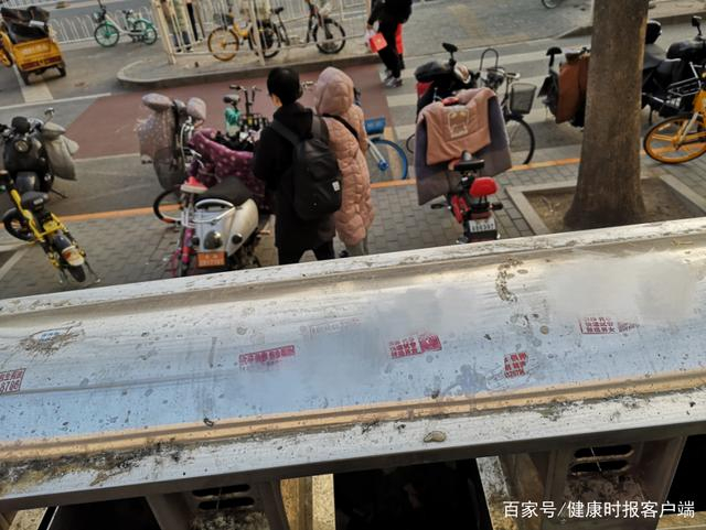 北京某生殖中心附近，随处可见的代孕广告，王艾冰摄