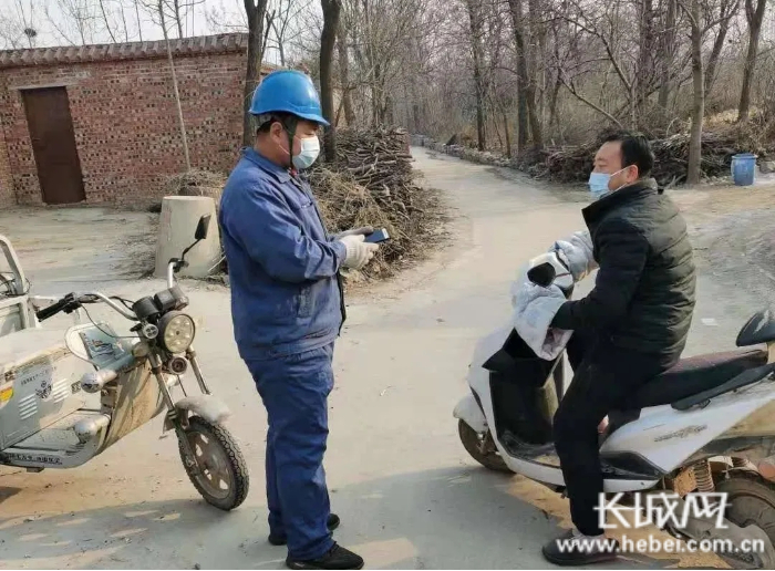 　　国网河北省电力公司临城县供电分公司石城村台区经理路广兴劝返客户。梁亚  摄