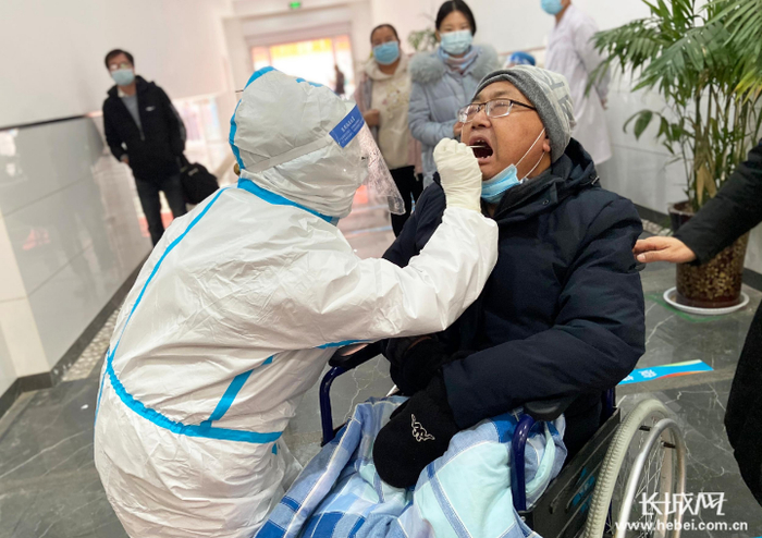 咽拭子标本采集现场。长城网记者 卢婉凤 摄