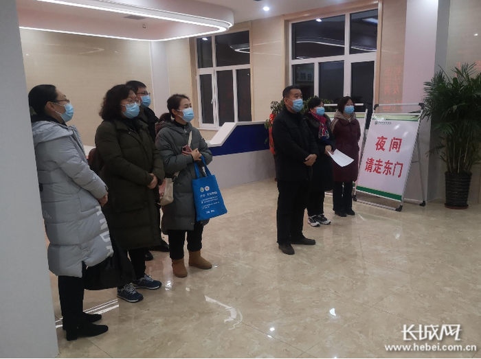 临行前，邢台市第五医院党委副书记、院长王庆周叮嘱核酸采集队员。 白娟 供图