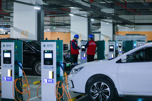 国网北京电力维护五棵松体育中心地下停车场充电设施