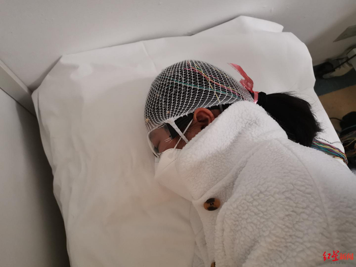  ▲在医院接受治疗的涵涵