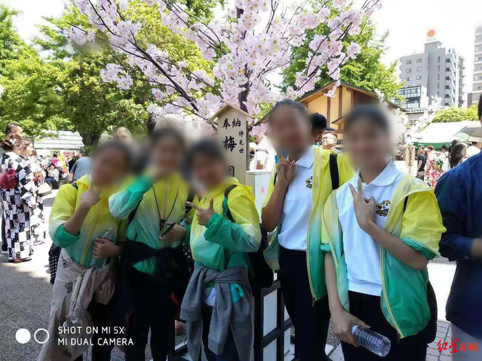  ▲此前去日本演出时，涵涵与小伙伴们的合影