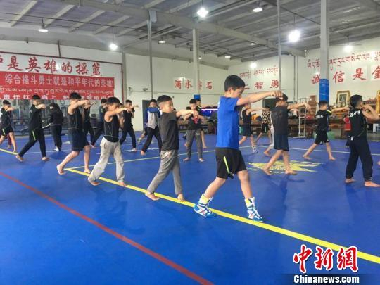 ↑恩波格斗俱乐部学员们学习格斗技巧图据中新网