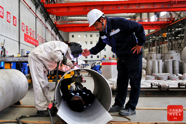 浙江省嘉兴市海盐县着力构筑“知识型、技能型、创新型”技能人才队伍，培育拥有精湛手艺的匠人。图为全国劳动模范、全国技术能手彭存利指导团队成员进行焊接技术革新。（浙江省海盐县纪委监委供 王淳 摄）