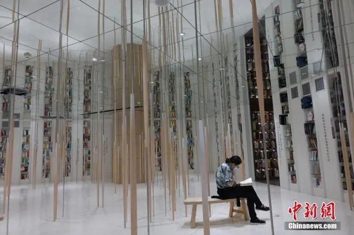 资料图：市民来到北京西单的网红书店“钟书阁”消暑、充电。中新社记者 苏丹 摄