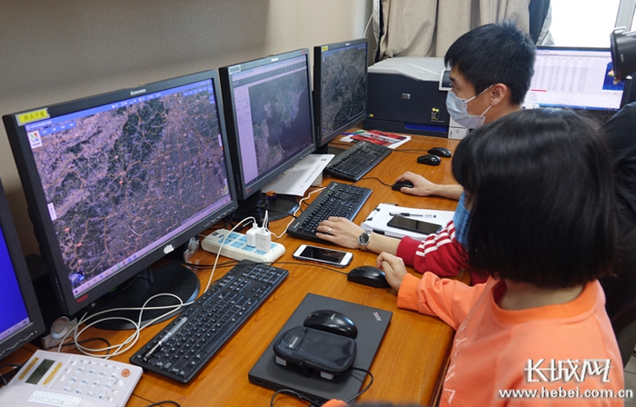 河北省林草局工作人员通过远程视频监控系统监测重点山场林区火情。长城网记者 吴新光 摄