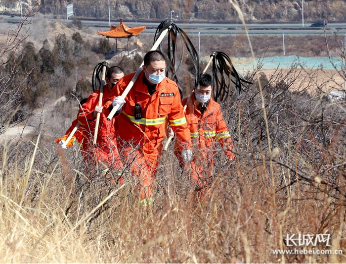 张家口市桥西区森林防火专业扑火队队员分组对各火险重点区域加强巡查。