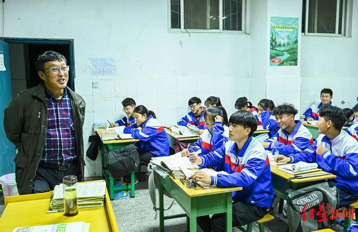 ↑阿杰所在班级的晚自习图据红星新闻