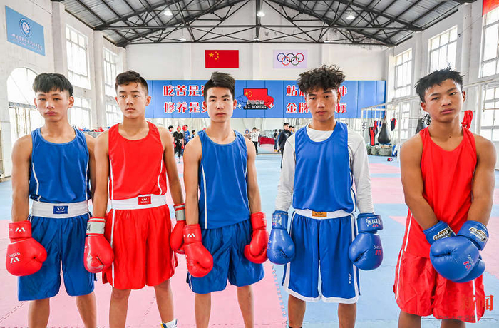 ↑阿杰与拳击队队友图据红星新闻