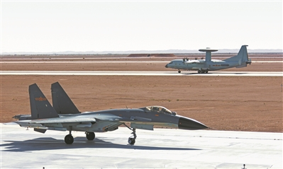 西部战区空军某基地组织多机型联训。 刘畅 摄