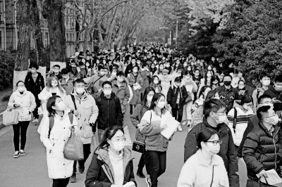    步入考场 新华社发