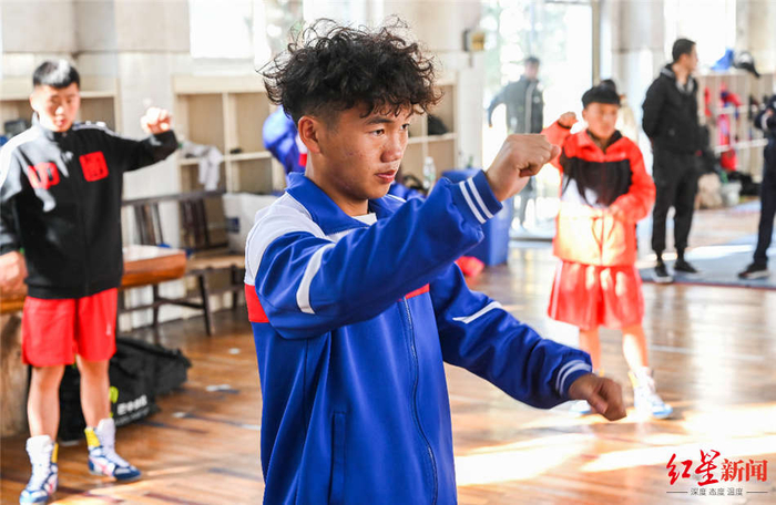 ↑阿杰带着队友训练图据红星新闻