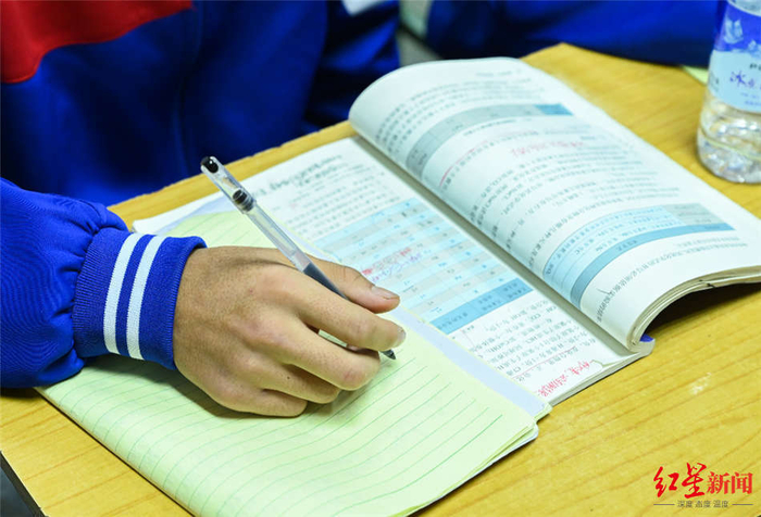 ↑自习课上的阿杰图据红星新闻