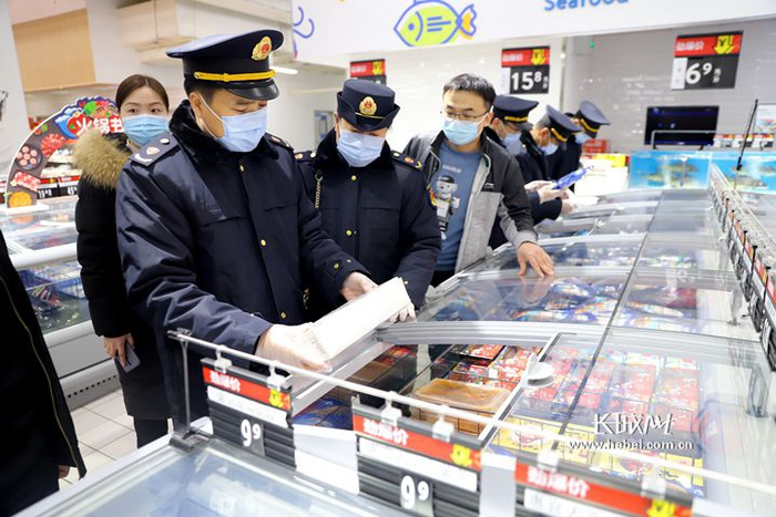 河北市场监管系统工作人员正在超市检查。资料图