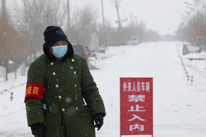 1月20日，工作人员在黑龙江绥化市北林区宝山镇永发村村口执勤。（张涛 摄）