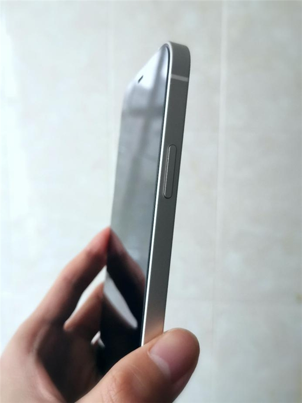 ▲从侧面可以看出膜的厚度几乎没有,沿着侧边滑动时没有“割手感”