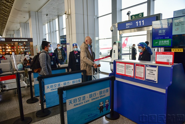登机口旅客只需提前摘下口罩即可无感通行