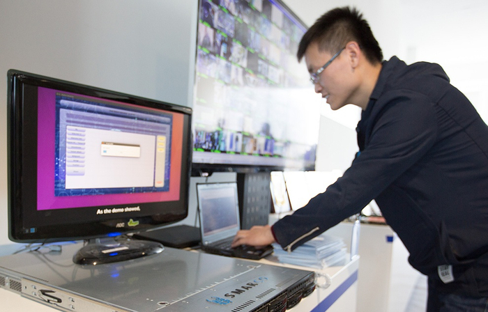 　△工作人员在现场演示高通量人工智能一体机的实际应用。