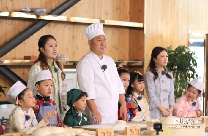 孙建军为孩子们讲述面花文化，孩子们向孙建军学习制作面花。通讯员 供图