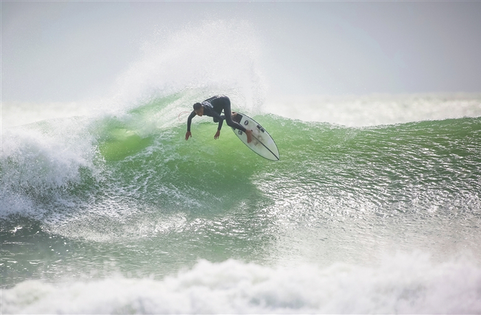 万宁日月湾，比赛中的冲浪运动员。 海南日报记者 袁琛 摄