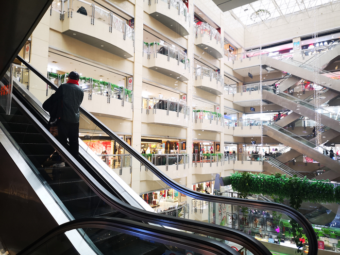 随着春节的脚步越来越近，尽管受到新冠肺炎疫情影响，但这家北京南城木樨园商圈的核心商城里还是充满了“年味儿”。 冉隆楠/摄