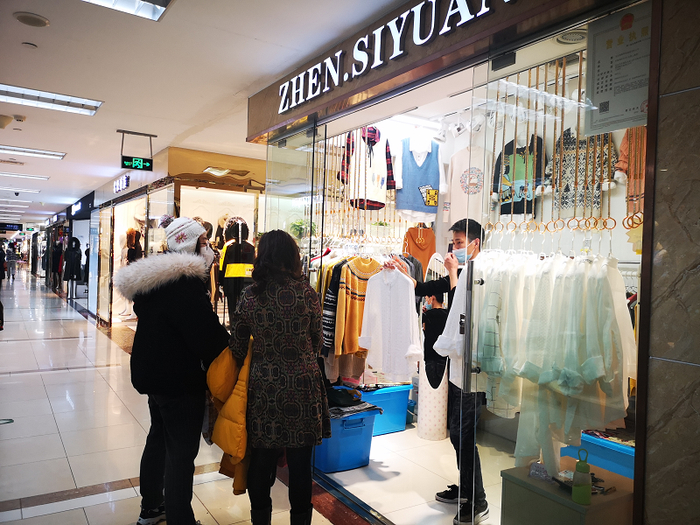 百荣的商铺正在向品牌化、个性化发展。冉隆楠/摄