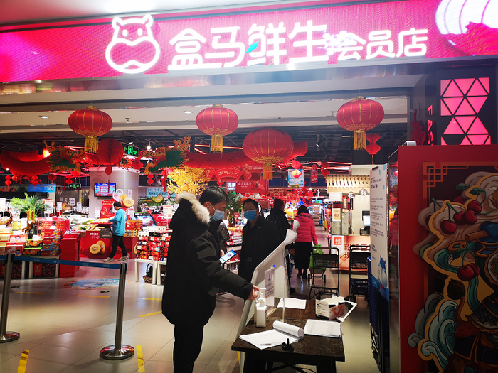 除了对原有的商铺进行转型升级，百荣还引进了多个品牌新业态。冉隆楠/摄