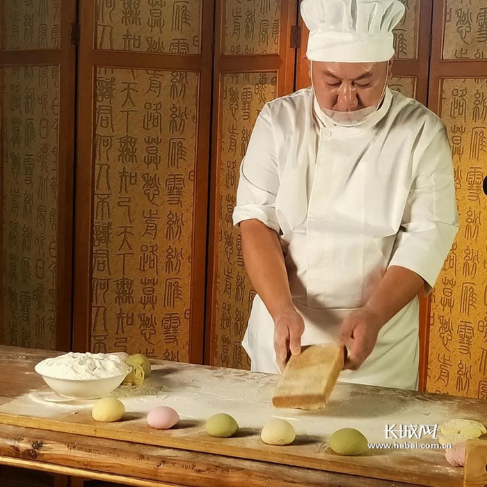 河北省级非物质文化遗产黄骅面花制作技艺代表性传承人孙建军制作面花。通讯员 供图