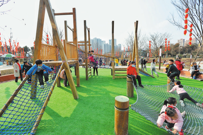 孩子们在“花乡农居”玩耍