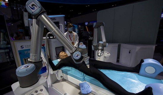 （2020服贸会上参观者体验中医智能经络导引机器人 图片来源：澎湃影像 ）