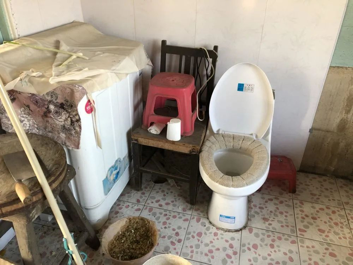 马桶不但正对灶台、没有任何遮挡，还没有上下水。新华社记者 于也童 摄