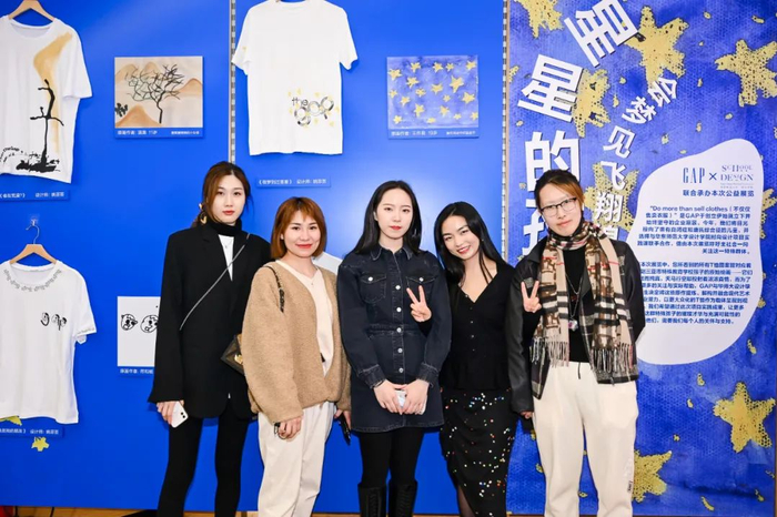 ▲ 设计学院时尚设计教师欧阳佩以及青年学生设计师姚菲芸、高胜寒、李辰洋、戴熠