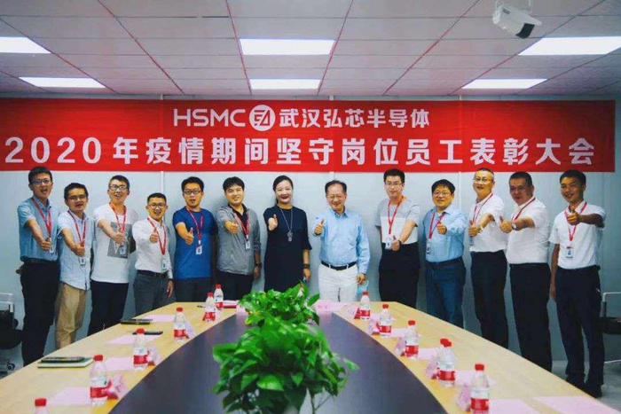 图为 2020年7月弘芯表彰大会合影，图中左7、8 为李雪艳、蒋尚义。图片来自弘芯官网