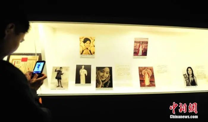 资料图：2014年3月28日，“追梦——邓丽君特展”在湖北省博物馆开展。中新社发 张畅 摄
