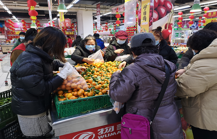 此次“禁塑令”没有不顾实际情况搞“一刀切”，而是充分考虑到大家的实际生活需要，更有利于推进落实。图为消费者在北京某超市用连卷袋装散装食品。本报记者 冉隆楠/摄