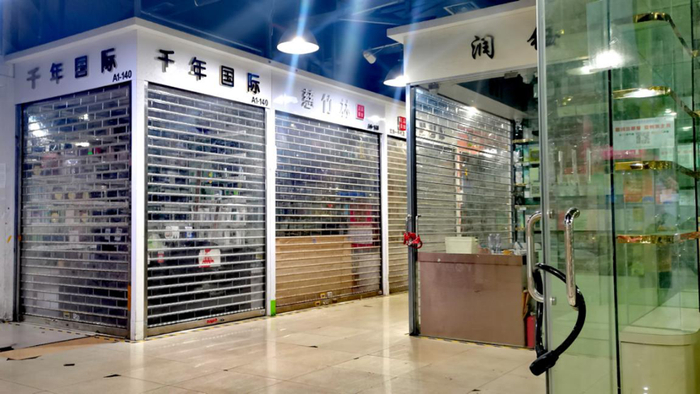 明通A座人去楼空。郑丹/摄影