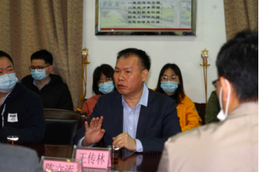 王传林教授（中）与晋江市卫健局、农业局、以及晋江市中医院的同道们一起研讨红火蚁咬伤的防治问题。健康时报记者牛宏超／摄