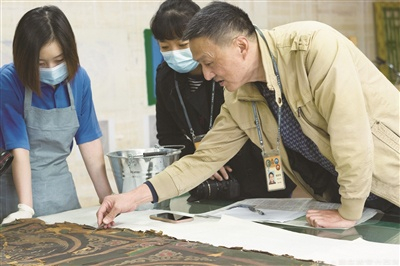 　　图为故宫博物院文保科技部专家指导修缮技艺部修复承乾宫天花。（《我在故宫六百年》制作团队供图）