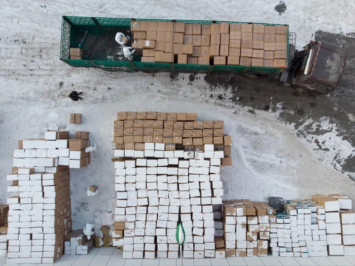 　△28日，工人在绥化市防疫物资储备库搬运医用物资。