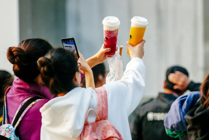 买杯奶茶、晒朋友圈，是许多人的习惯做法。图/IC