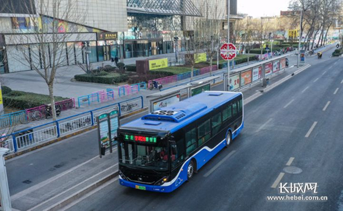 石家庄市区公交车开始恢复运营。