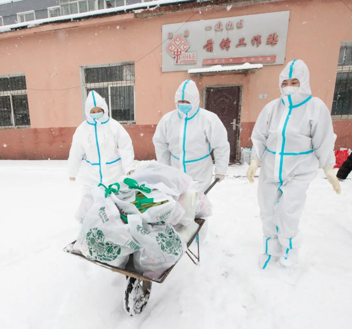 △26日，吉林通化，一社区志愿者为居民送生活物资。